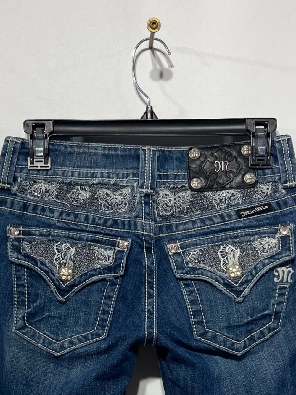 Miss Me Jean Capris With Butterfly Bling Pockets Size 27 Inseam 20” - Picture 4 of 8